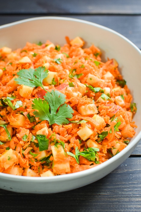 This easy Carrot-Apple Salad is the perfect healthy, pretty side to bring to any picnic, potluck, barbecue or holiday dinner! 21 Day Fix & Weight Watchers. #21dayfix #weightwatchers #2bmindset #healthy #holiday #healthyholiday #veggies #glutenfree #dairyfree #vegan #sidedish #healthyside #bbq #potluck #picnic #eatclean