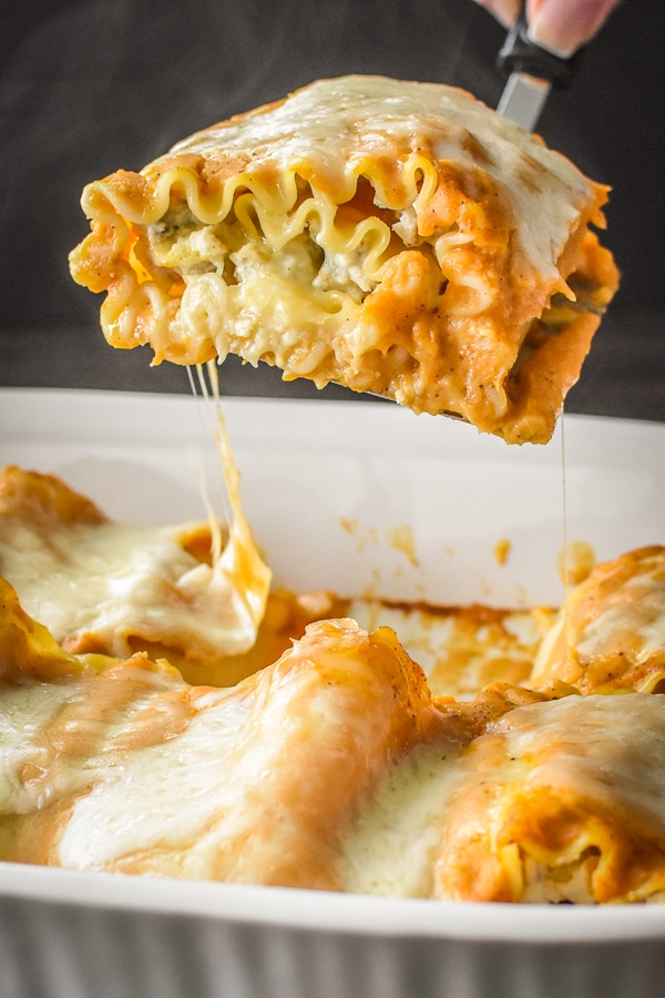 These deliciously cheesy 21 Day Fix Pumpkin and Sausage Lasagna Rolls make the perfect healthier fall family dinner. Total comfort food that's kid tested, kid loved! #fall #healthy #dinner #kidfriendly #21dayfix #healthydinner #pasta #lasagna #pumpkin #mealprep #beachbody #cheesy