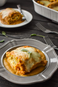 These deliciously cheesy 21 Day Fix Pumpkin and Sausage Lasagna Rolls make the perfect healthier fall family dinner. Total comfort food that's kid tested, kid loved!