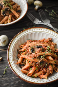 This quick and easy 21 Day Fix Pasta with Sherry-Mushroom Meat Sauce really brings the flavor with shallots, fresh thyme and a splash of sherry. A perfect weeknight meal!