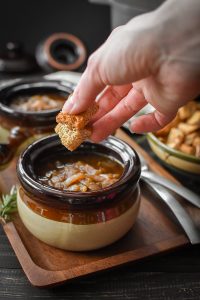 This healthy 21 Day Fix French Onion soup is rich, silky and basically the best thing onions have ever turned into. Ever. A delicious soup that's an impressive company dinner or a special family meal. #dinner #kidfriendly #lunch #21dayfix #healthy #mealplanning #mealprep