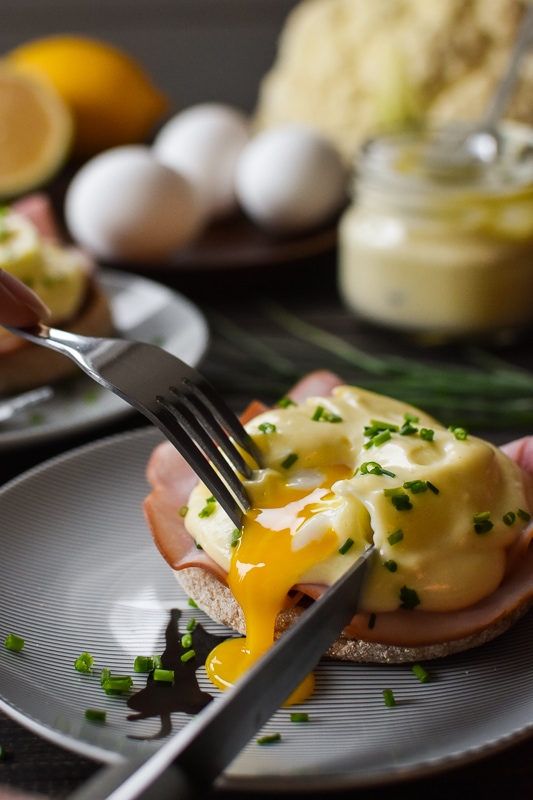 This Instant Pot Eggs Benedict is a quick and easy healthy breakfast recipe that's a real showstopper! Perfect for a special breakfast (like maybe Valentine's Day?) but easy and quick enough for any day of the week. #21dayfix #kidfriendly #healthy #instantpot #valentinesday