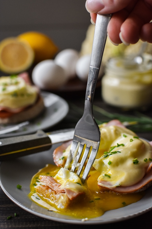 This Instant Pot Eggs Benedict is a quick and easy healthy breakfast recipe that's a real showstopper! Perfect for a special breakfast (like maybe Valentine's Day?) but easy and quick enough for any day of the week. #21dayfix #kidfriendly #healthy #instantpot #valentinesday