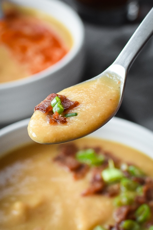 This 21 Day Fix approved Instant Pot Bacon and Beer Cheese Cauliflower Soup is a bowl full of cozy and so perfect for game day! Makes a great quick and healthy lunch or dinner! #21dayfix #healthy #quick #instantpot #dinner #lunch #beer #gameday #mealprep
