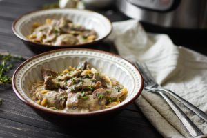 This 21 Day Fix Instant Pot Beef Stroganoff is my healthy take on the classic family dinner! There's nothing better than having tender beef and pasta in this creamy, mushroom-y sauce on your table in under an hour. #instantpot #21dayfix #kidfriendly #dinner #healthy