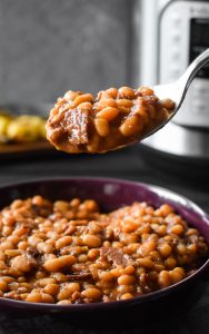These healthier, 21 Day Fix Instant Pot Baked Beans are SO easy and delicious. Perfect for all of those summertime barbecues, picnics and potlucks! #kidfriendly #summer #21dayfix #instantpot #bbq #barbecue #potluck #grilling #healthy #healthyside #sidedish #healthysidedish #glutenfree #2Bmindset