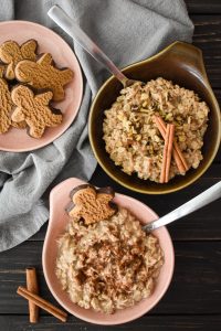 This gingerbread oatmeal is filled with all of your favorite warm spices and is the perfect healthy breakfast on a cold winter morning! Vegan, GF, DF. #21dayfix #2bmindset #mealprep #portionfix #breakfast #healthybreakfast #glutenfree #dairyfree #vegan #vegetarian #kidfriendly #healthy
