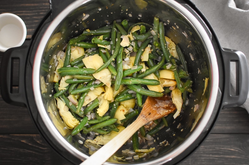 These deliciously crispy 21 Day Fix Instant Pot Green Beans and Artichokes are a quick and easy, healthy side dish for the holidays or any night of the week. #21dayfix #instantpot #healthyinstantpot #holiday #healthyholiday #thanksgiving #healthythanksgiving #sidedish #healthyside #weightloss #2bmindset #kidfriendly #veggies
