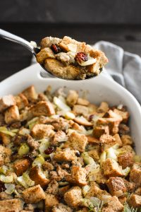 This Healthy Sausage, Fennel and Cranberry Stuffing is my delicious twist on the classic Thanksgiving must-have side dish! 21 Day Fix approved, too! #21dayfix #thanksgiving #healthythanksgiving #kidfriendly #healthy #sidedish #healthyside #wholegrain #holiday #healthyholiday #stuffing #dressing
