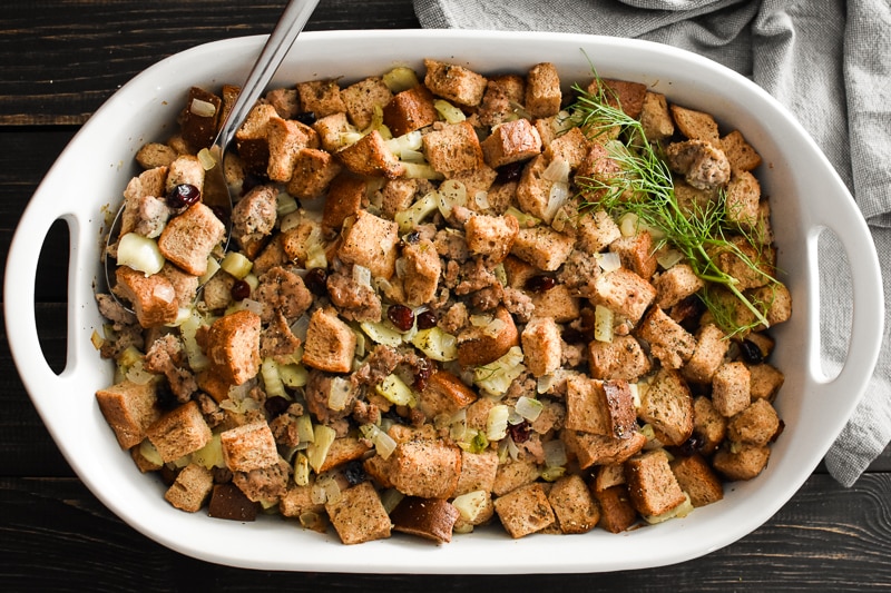 This Healthy Sausage, Fennel and Cranberry Stuffing is my delicious twist on the classic Thanksgiving must-have side dish! 21 Day Fix approved, too! #21dayfix #thanksgiving #healthythanksgiving #kidfriendly #healthy #sidedish #healthyside #wholegrain #holiday #healthyholiday #stuffing #dressing