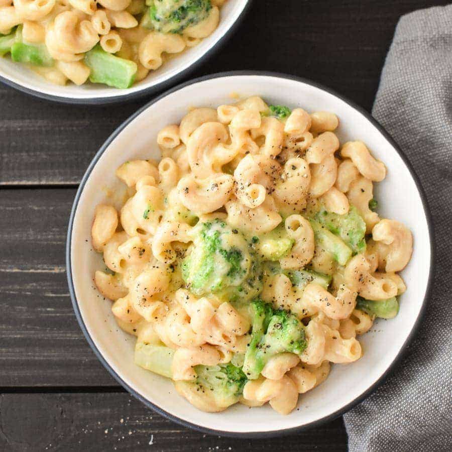 This healthy Instant Pot Broccoli Mac and Cheese is the perfect quick and easy kid-friendly dinner! It's a great potluck dish, too! #21dayfix #portionfix #weightwatchers #potluck #dinner #lunch #healthy #healthydinner #instantpot #healthyinstantpot #healthylunch #sidedish #kidfriendly #mealprep #weightloss