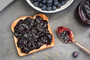 This easy and delicious Low-Sugar Quick Blueberry Jam requires no pectin or canning! It's low in calories, too, so it's perfect for 21 Day Fix or Weight Watchers! #21dayfix #ultimateportionfix #portionfix #weightwatchers #beachbody #weightloss #mealprep #healthy #healthybreakfast #breakfast #kidfriendly #glutenfree #dairyfree #vegan #vegetarian #mothersday #brunch #healthybrunch #quick #easy
