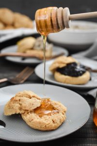 These 21 Day Fix easy whole wheat drop biscuits are a delicious and healthy addition to any brunch or breakfast! Serve with jam, honey, or sausage gravy & eggs! #21dayfix #portionfix #ultimateportionfix #weightwatchers #healthy #brunch #breakfast #healthybrunch #healthybreakfast #mothersday #sundaybreakfast #weightloss #mealprep #kidfriendly