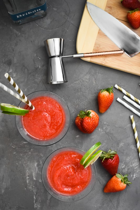 This Skinny Frozen Strawberry Margarita can be made in just minutes and is the perfect drink to make with your favorite Mexican dinner! #21dayfix #weightwatchers #margarita #margaritas #strawberries #tacotuesday #healthy #healthydrink #healthymexican #cocktail #skinnycocktail #skinnycocktails #mexican 