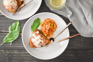 This Healthy Chicken Parmesan is such a flavorful and delicious kid-friendly dinner! includes 21 Day Fix container counts and WW Points (for all plans!) #21dayfix #weightwatchers #ww #airfryer #healthy #healthydinner #italian #healthyitalian #weightloss #mealprep #kidfriendly #familyfriendly #upf #ultimateportionfix #beachbody #portionfix #chickendinner #chicken #healthychickendinner