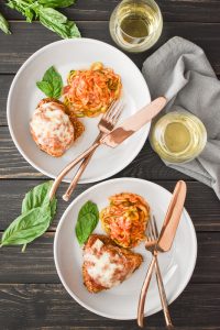 This Healthy Chicken Parmesan is such a flavorful and delicious kid-friendly dinner! includes 21 Day Fix container counts and WW Points (for all plans!) #21dayfix #weightwatchers #ww #airfryer #healthy #healthydinner #italian #healthyitalian #weightloss #mealprep #kidfriendly #familyfriendly #upf #ultimateportionfix #beachbody #portionfix #chickendinner #chicken #healthychickendinner