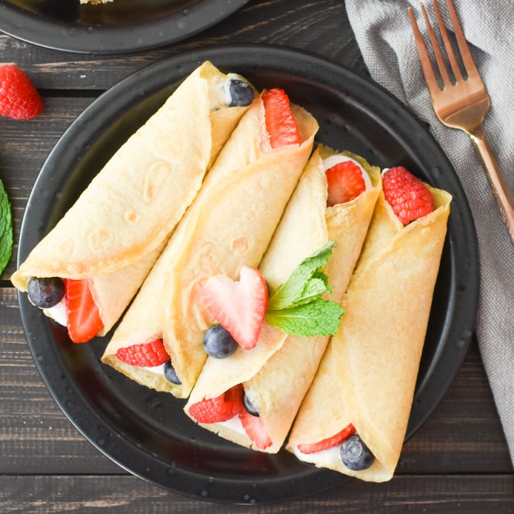 These Easy Whole Wheat Blender Crepes are the best make-ahead breakfast or brunch Perfect for a Mother's Day breakfast! 21 Day Fix | Weight Watchers #21dayfix #ww #weightwatchers #weightloss #mealprep #mothersday #healthybrunch #healthybreakfast #breakfast #brunch #makeahead #freezerfriendly #kidfriendly
