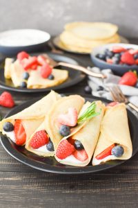 These Easy Whole Wheat Blender Crepes are the best make-ahead breakfast or brunch Perfect for a Mother's Day breakfast! 21 Day Fix | Weight Watchers #21dayfix #ww #weightwatchers #weightloss #mealprep #mothersday #healthybrunch #healthybreakfast #breakfast #brunch #makeahead #freezerfriendly #kidfriendly