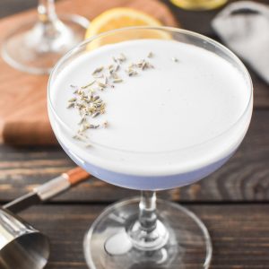 This easy Lavender Gin Sour recipe uses the addition of lavender to a traditional gin sour recipe to make a truly special, light, refreshing cocktail! This delicious 21 Day Fix cocktail is perfect all year long! #21dayfix #weightwatchers #cocktail #cocktails  #21dayfixcocktails #21dayfixcocktail #upf #ultimateportionfix #summer #gin #lavender #mothersday #bridalshower #cocktailparty #drinks #glutenfree