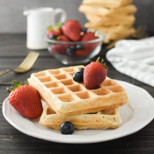 These easy, one-bowl whole wheat waffles are a perfect, healthy, make-ahead breakfast (plus they feel like a treat)! 21 Day Fix counts and Weight Watchers points included! #21dayfix #weightwatchers #healthy #healthybreakfast #brunch #healthybrunch #mothersday #holidaybreakfast #mealprep #2bmindset