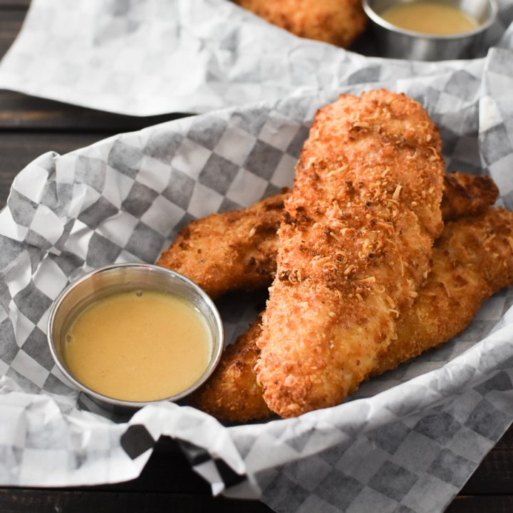 These Crispy Chicken Tenders can be made in the air fryer or in the oven and are served with the most amazing creamy honey mustard sauce! 21 Day Fix, Weight Watchers and kid-friendly! #21dayfix #mealprep #kidfood #kidfriendly #healthy #healthydinner #weightwatchers #ww #airfryer