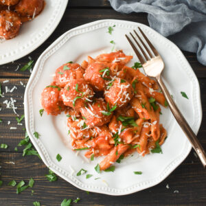This healthy Instant Pot pasta with meatballs recipe is a quick and easy kid-friendly dinner! #21dayfix #mealprep #beachbody #portionfix #weightwatchers #kidfriendly #healthy #instantpot #healthyinstantpot #healthydinnerrecipe #dinner #healthydinner #groundturkey