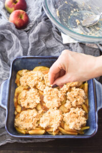 Healthy apple cobbler is a delicious, family-friendly, and easy cinnamon apple fall dessert! #21dayfix #ww #weightwatchers #fall #fallbaking #healthydessert #healthy #mealprep
