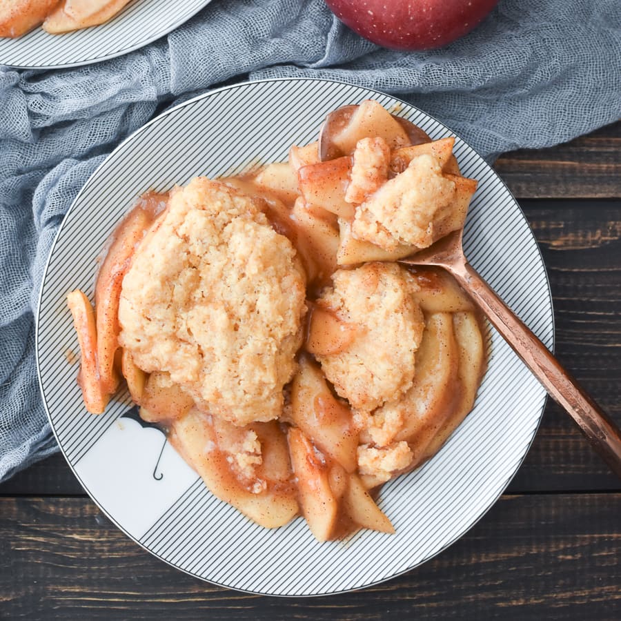 Healthy apple cobbler is a delicious, family-friendly, and easy cinnamon apple fall dessert! #21dayfix #ww #weightwatchers #fall #fallbaking #healthydessert #healthy #mealprep