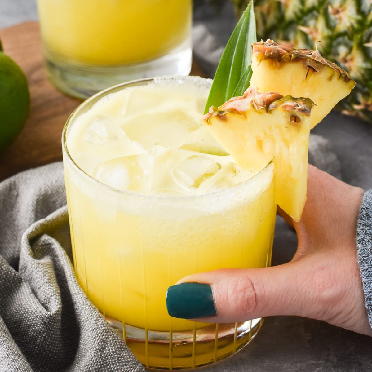 This fresh pineapple margarita with mezcal is sweet, tropical, a little smoky and goes perfectly with all of your favorite Mexican-inspired food! #21dayfix #ww #glutenfree #dairyfree #vegan #summer #cincodemayo #skinnycocktail #mexican