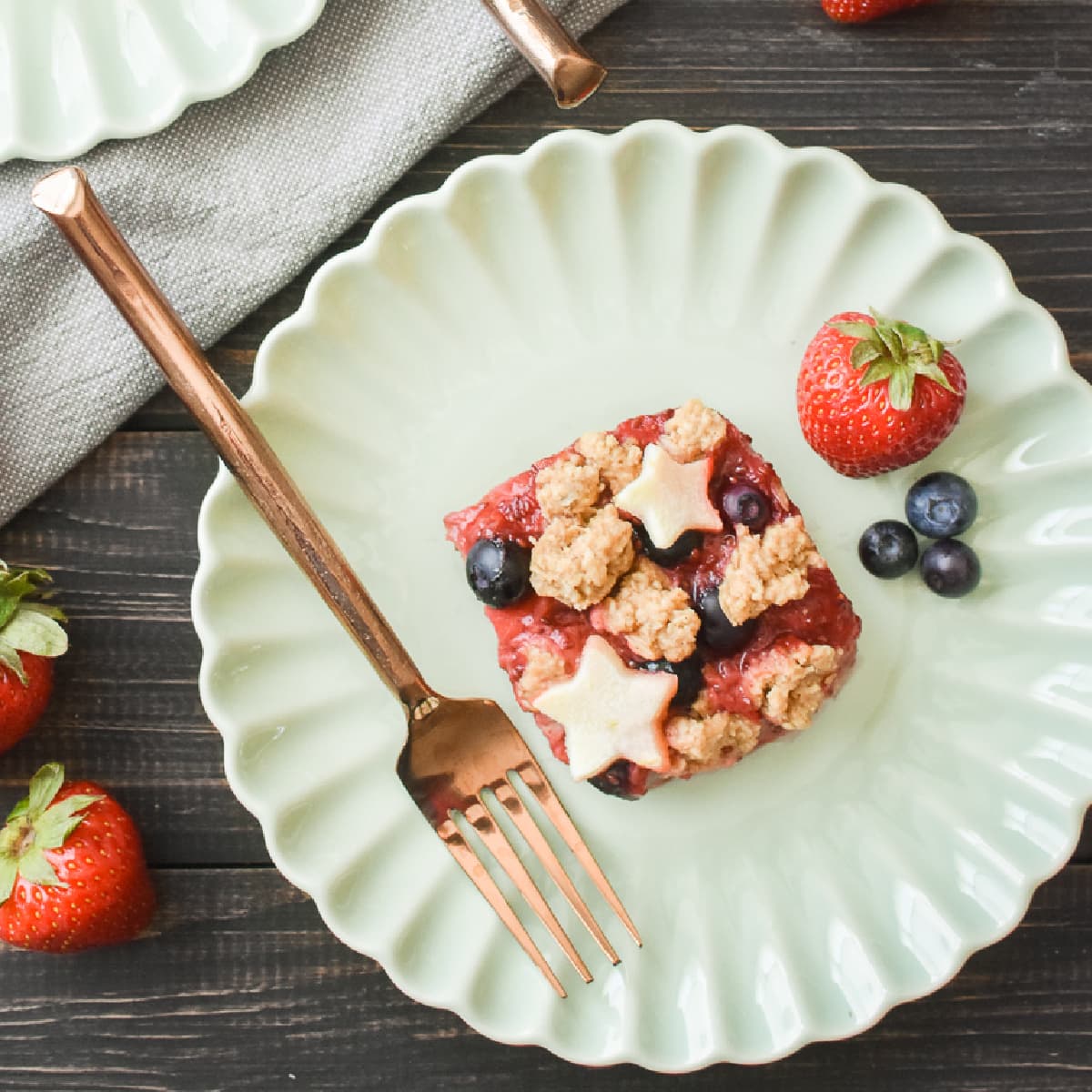 These Red, White and Blue Berry Crumb Bars are a fun, fruity and festive treat the whole family will love! They're also 21 Day Fix and Weight Watchers friendly and can easily be made gluten-free! #21dayfix #mealprep #fourthofjuly #4thofjuly #redwhiteandblue #weightwatchers #ww #healthy #healthytreat #summer #summerfood #glutenfree #dessert #healthybreakfast #healthysnack